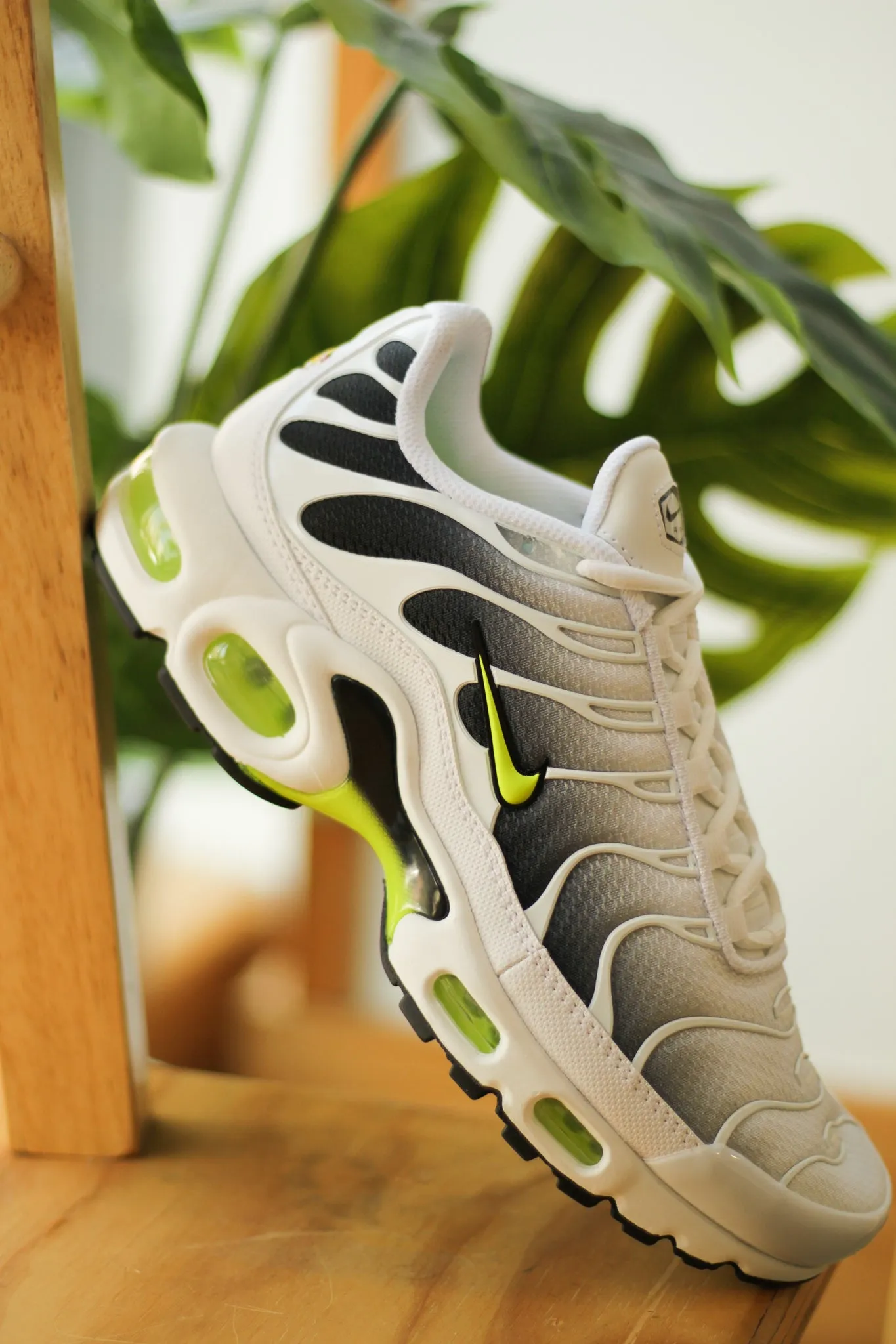 AIR MAX PLUS "WHITE/VOLT"